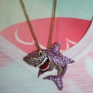 Nwtag: Lavander & Clear Crystals Shark Necklace